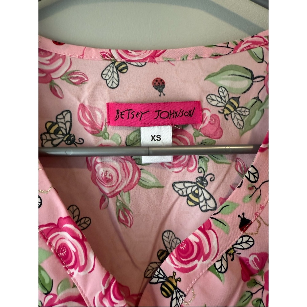 **FINAL PRICE** Women’s ‘Betsy Johnson’ medical scrub top - Picture 3 of 5